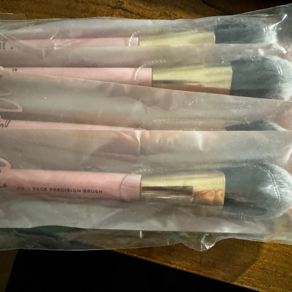 Mally Full Face Precision Makeup Brush - new in packaging - Picture 3 of 3